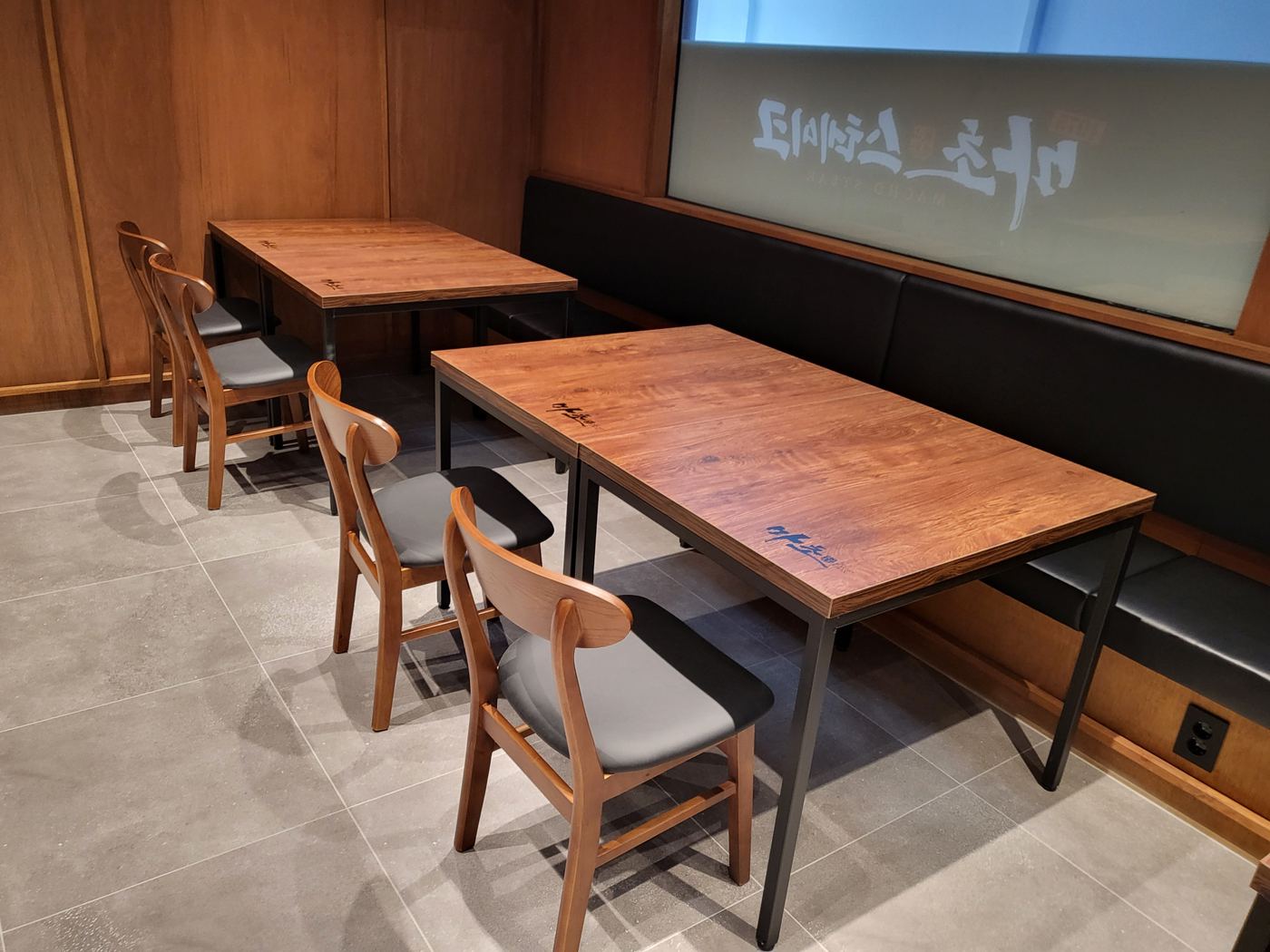 스테이크 전문점 프랜차이즈 · 안양 — 4인 테이블 세트