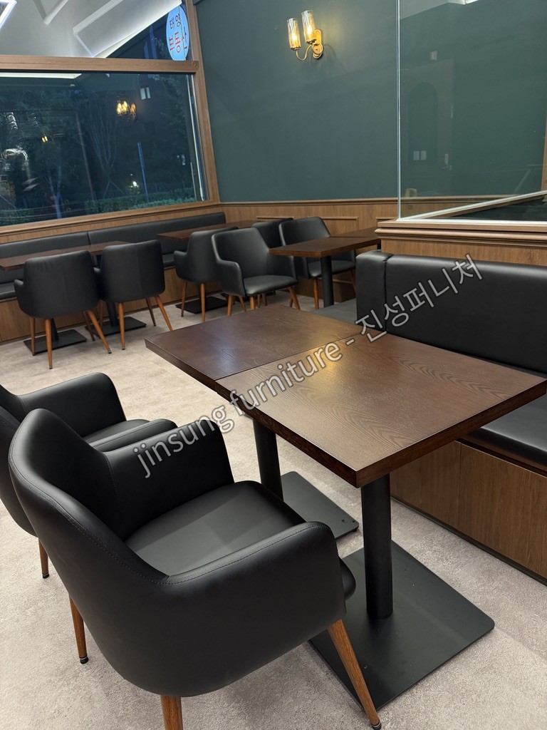 카페 · 경기 남양주 다산 — 붙여서 4인석으로 쓰는 사각 테이블